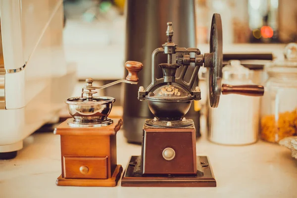 咖啡店桌子上的手动咖啡研磨机 — 图库照片