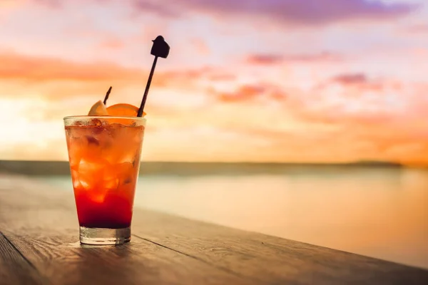 Tábla Közelében Medence Naplemente Felhő Mocktail — Stock Fotó