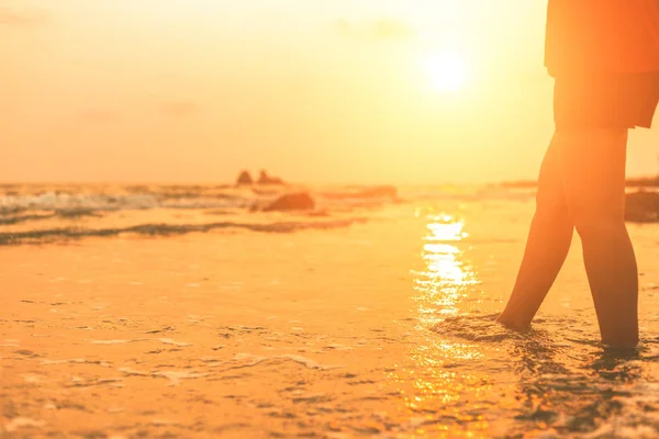 Kobieta Spaceru Plaży Wodzie Między Zachód Słońca — Zdjęcie stockowe