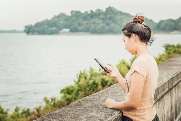 Telefono Cellulare Possesso Donne Controllare Messaggio Mail — Foto Stock