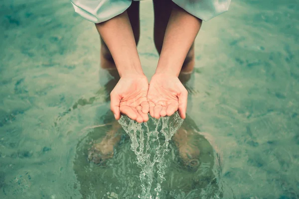Kobiety Stoją Wodzie Ręce Pobierania Wody Plusk Wody — Zdjęcie stockowe