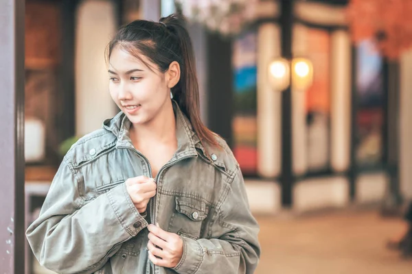 Las Mujeres Usan Chaqueta Sonríen Ella Viajar — Foto de Stock