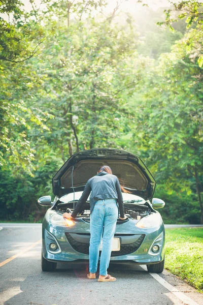 Vrouw Met Een Kapotte Auto Openen Motorkap — Stockfoto