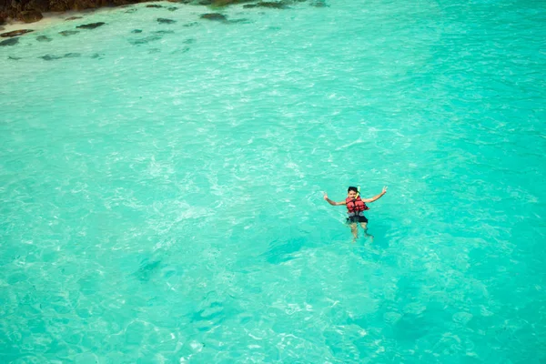 Giovane Uomo Che Snorkeling Acqua Pulita Sulla Barriera Corallina — Foto Stock