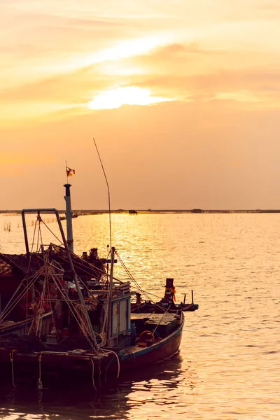 Barca Pesca Sull Acqua Mare Sole Sfondo — Foto Stock