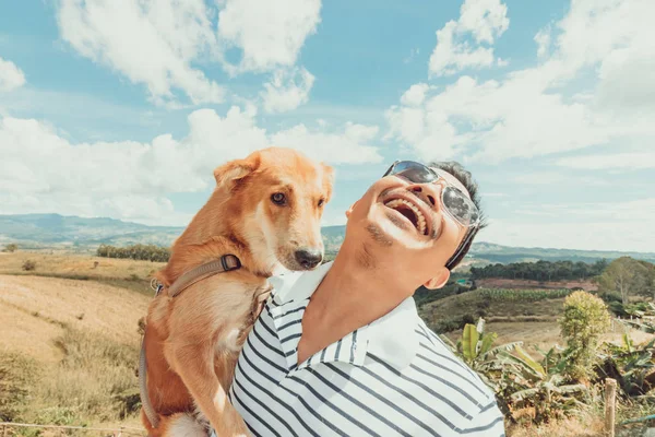 Uomo Con Cane Cielo Montagna Blu Nuvole Molto Belle — Foto Stock