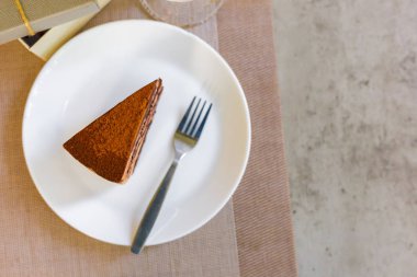 masada çanak çikolatalı kek ve çatal parçası.