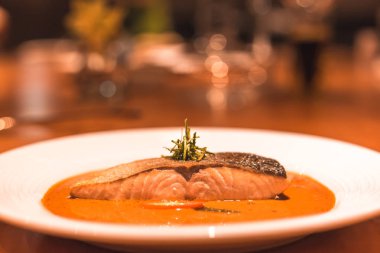 Somon balık köri, tablo akşam yemeğinde tabak ile.