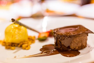 çanak kek çikolata ve dondurma sarı top.