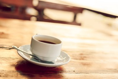 sabah plaj ayakın ahşap masada kahve sıcak fincan.