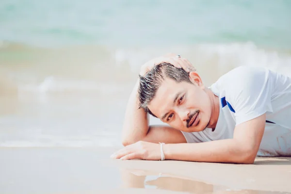 Asiatico Uomo Posa Spiaggia Acqua Flusso Estate Tempo — Foto Stock