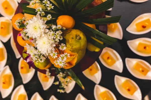 Pasta turuncu kek bardakta reçel. Kek kutlama veya parti. 