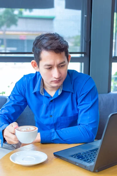 Uomo Affari Tiene Una Tazza Caffe Una Tazza Caffè Sul — Foto Stock