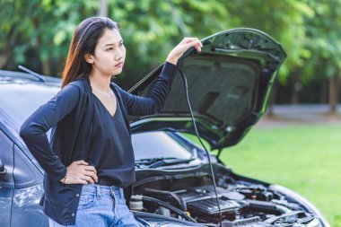 kırık bir kadınla araba ve o açık kaporta.