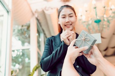 Hediye kutusu ile mutlu bir kadın.