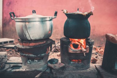 Tayland usulü pişirmek için kaynamış pirinç kömürü.