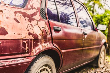 çatlamış ve parkta eski bir arabada boya soyma.