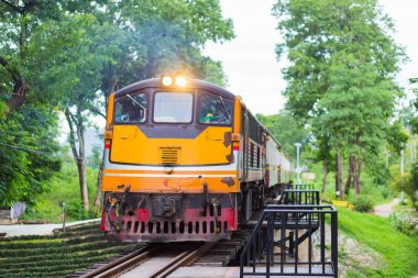 Demiryolu üzerinde Asya eski tren.