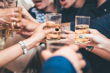 Bir grup arkadaş partide bira içiyor. insanlar bar restoranda tezahürat eller.
