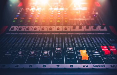 Resepsiyon karıştırma stüdyo kayıt ses. Müzik karıştırıcı kontrol paneli. Portre. 