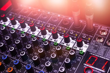 Resepsiyon karıştırma stüdyo kayıt ses. Müzik karıştırıcı kontrol paneli. Portre. 
