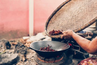 threshing sepetinde biber ve insanlar pişirme tavasına dökün.