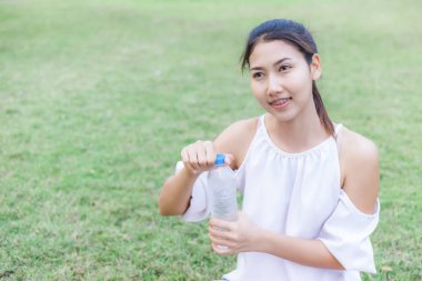 egzersiz den sonra parkta kadınlar açık şişe.