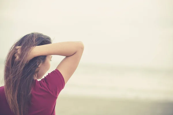 Las Mujeres Tocan Cabello Playa Mujeres Retrato Puesta Sol Salida — Foto de Stock