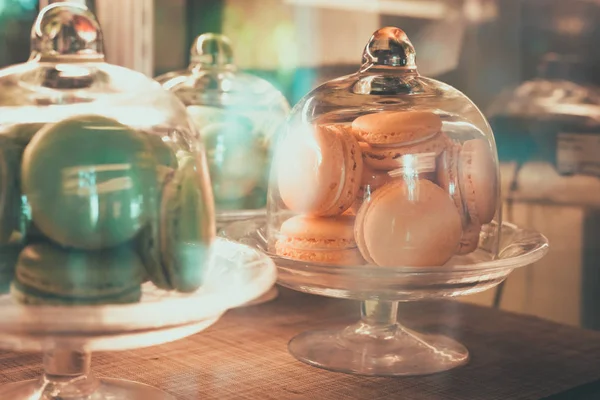 Sommige Macarons Drie Glazen Stolp Potten Zitten Coffeeshop — Stockfoto