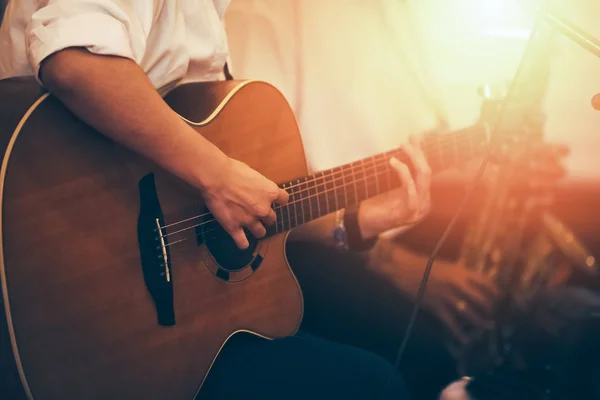 Mains Jouant Guitare Acoustique Sur Scène Gros Plan — Photo