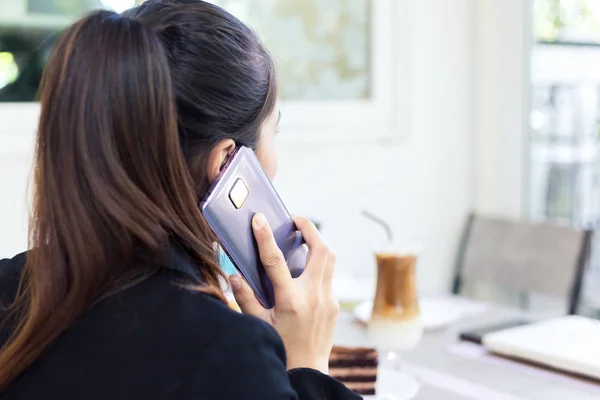 Partner Consulenza Donne Affari Telefono Mentre Seduto Nella Caffetteria — Foto Stock