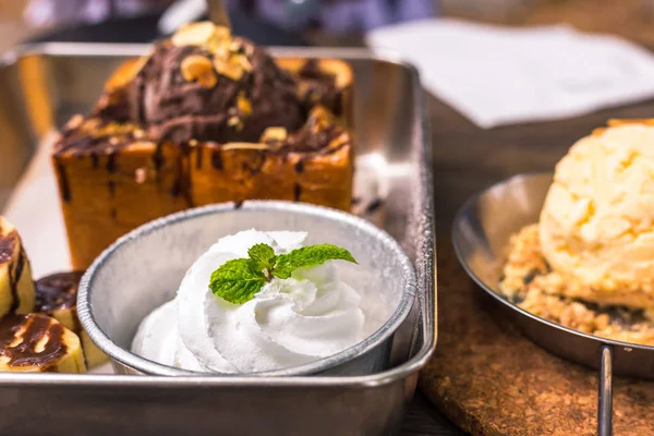 Tahtada Beyaz Dondurma Yanında Kızarmış Ekmek Çikolatalı Dondurma — Stok fotoğraf