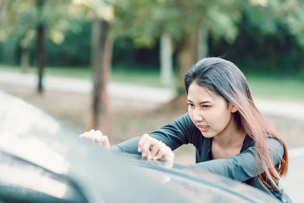 Motore Pausa Strong Donna Spingendo Una Macchina Sporca Transportation Lavoro — Foto Stock