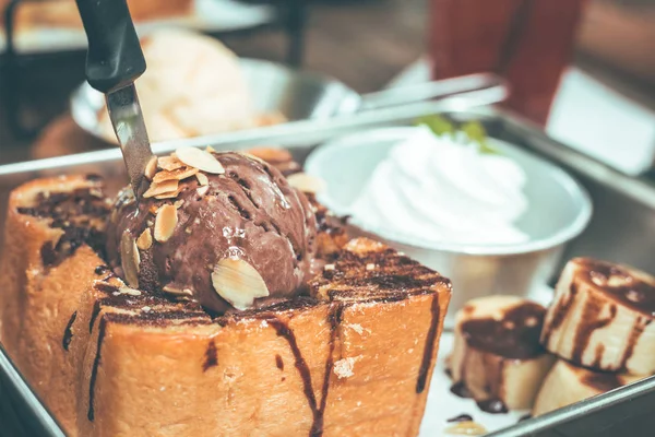 Çikolatalı Dondurma Ahşap Masa Üzerinde Plaka Ile Tost Ekmeği — Stok fotoğraf