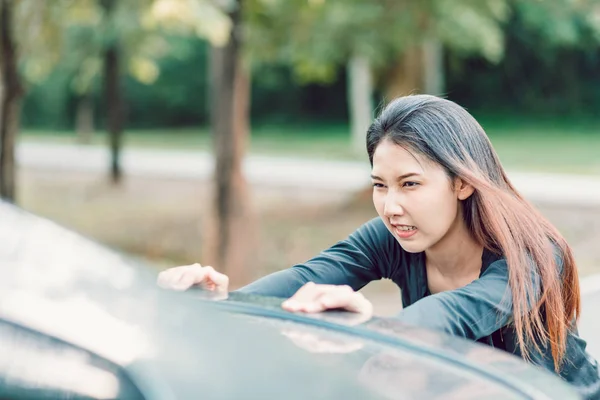 Motore Pausa Strong Donna Spingendo Una Macchina Sporca Transportation Lavoro — Foto Stock