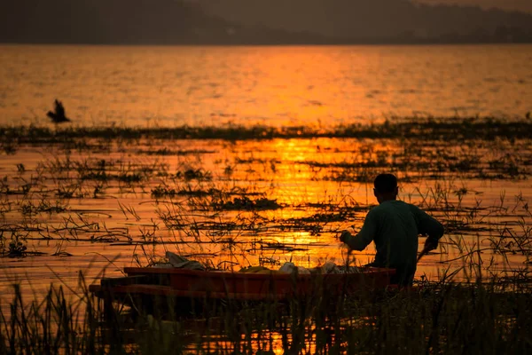 Ein Mann Holzfischerboot Wasser Und Sonnenuntergang Sonnenaufgang — Stockfoto