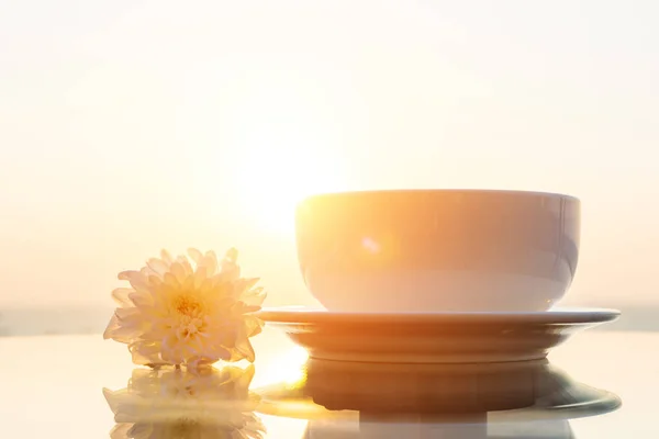 Die Blume Und Schale Auf Dem Tischglas Mit Sonnenuntergang — Stockfoto