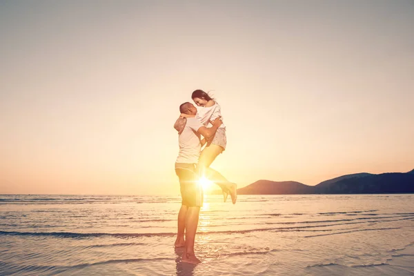 Pareja Enamorada Teniendo Momentos Tiernos Románticos Atardecer Playa — Foto de Stock