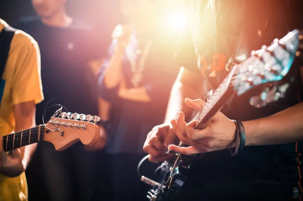 ステージ上でギターを弾く手 クローズアップ — ストック写真