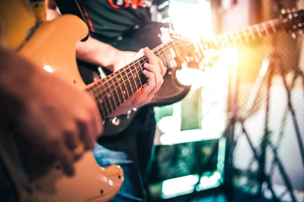 Mains Jouant Guitare Sur Scène Gros Plan — Photo