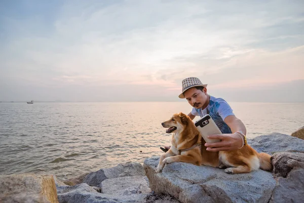 Homme Chien Assis Ensemble Sur Pierre Près Mer — Photo