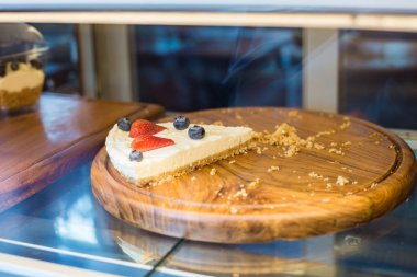 kahve dükkanında ahşap tabak ta çilekcheesecake adet.