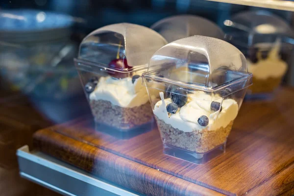 Kahve Dükkanında Ahşap Tabakta Çilek Berry Cheesecake — Stok fotoğraf