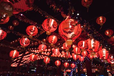 Kırmızı Çin fener (Çeviri Hiyeroglif metin Happy New Year) Çin yeni yıl kutlaması için gün boyunca üst üste asılı.  