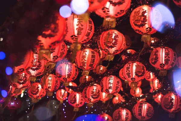 Rode Chinese Lantaarn Vertaling Hiëroglief Tekst Gelukkig Nieuwjaar Opknoping Een — Stockfoto