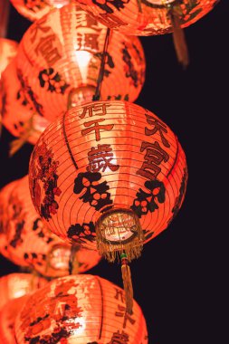 Kırmızı Çin fener (Çeviri Hiyeroglif metin Happy New Year) Çin yeni yıl kutlaması için gün boyunca üst üste asılı.  