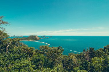 Üstten Görünüm Adası ve masmavi bir deniz bir günde görmek.