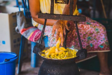 Sarı ipekböceği kozası ipek iplik yapmak için kazan tarafından kaynar.