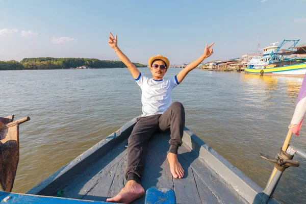 Hombre Relajándose Felizmente Yate Vela Vacaciones Descansando Barco Verano Fondo — Foto de Stock