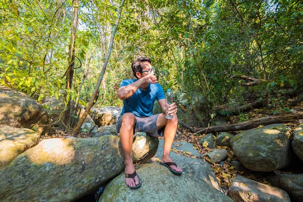 Hombre Bebiendo Agua Una Botella Plástico Bosque Naturaleza Pura Relajar — Foto de Stock